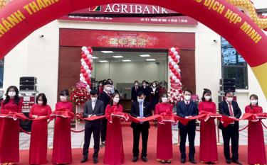 Các đại biểu cắt băng khánh thành trụ sở làm việc Phòng giao dịch Hợp Minh trực thuộc Agribank Chi nhánh huyện Trấn Yên